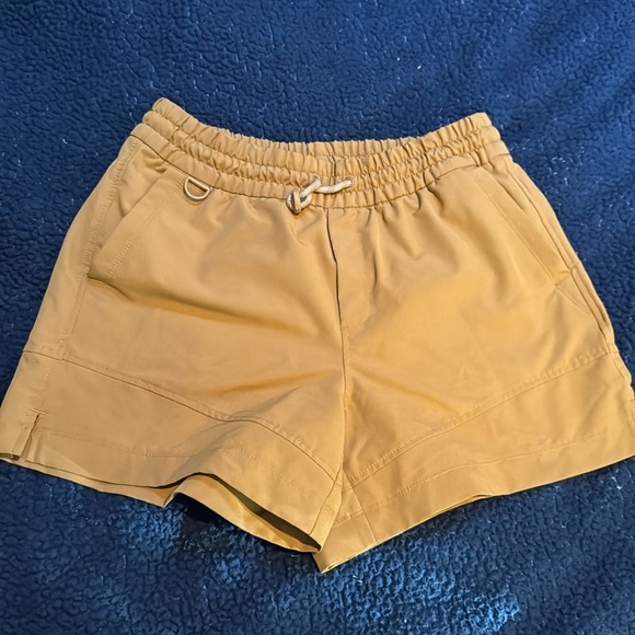 Old Navy Women’s Stretchtech Go H2O shorts - Picture 1 of 3